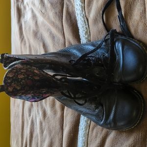 Dr Martins Women's 8 Stratford Boots